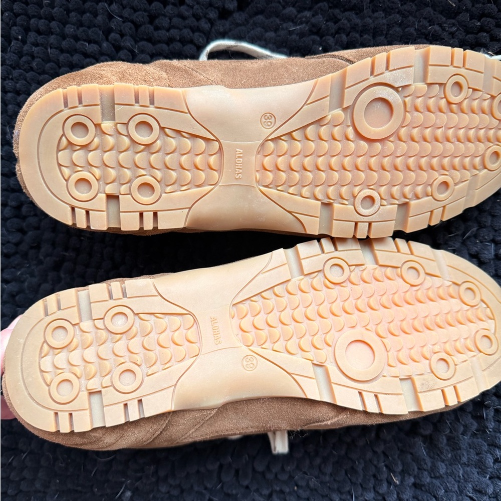 Alohas tan sneakers - Picture 4 of 5